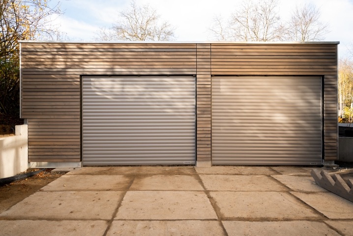 Doppelgarage mit neuer Holzverschalung und zwei Rolltoren