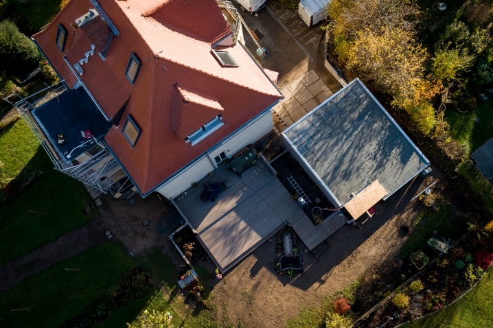 Luftaufnahme des sanierten Mehrfamilienhauses an der Friebelstraße in Dresden mit Garten und Holzterrasse